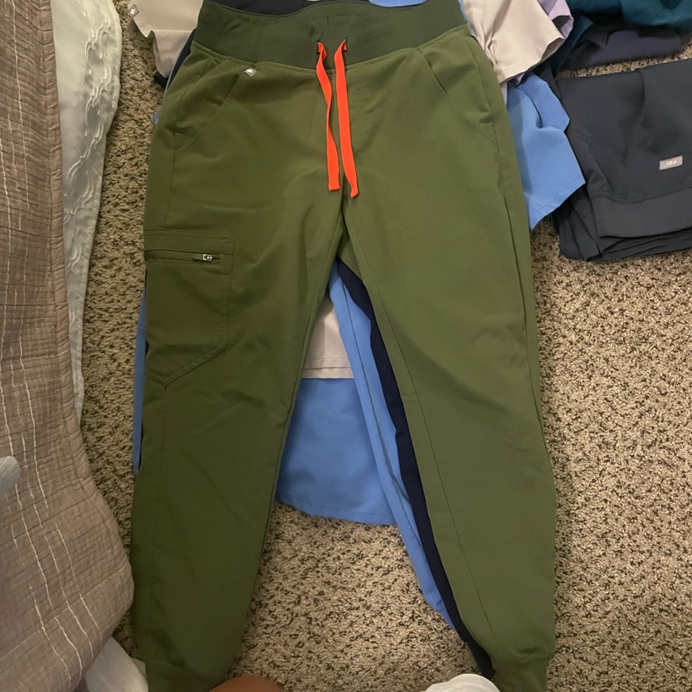 Dark olive figs joggers